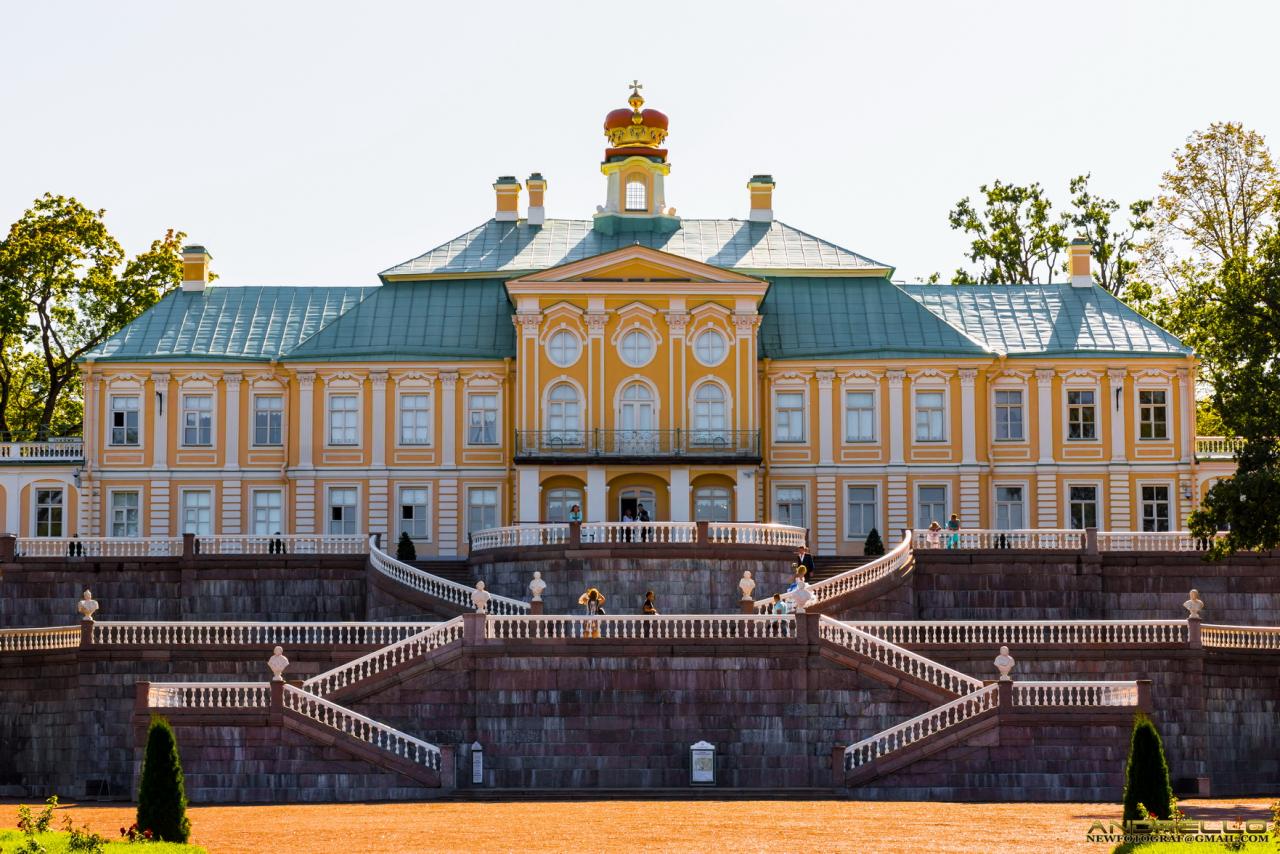 Guided tour of the Menshikov Palace and park in the town Oranienbaum